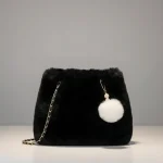 Sac chaine fausse fourrure porté épaule